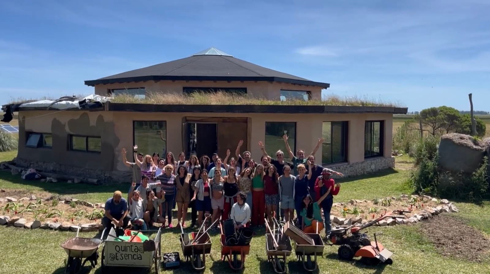 Quinta Esencia, nodo regenerativo en Mar Chiquita — edificio circular con techo vivo y su comunidad