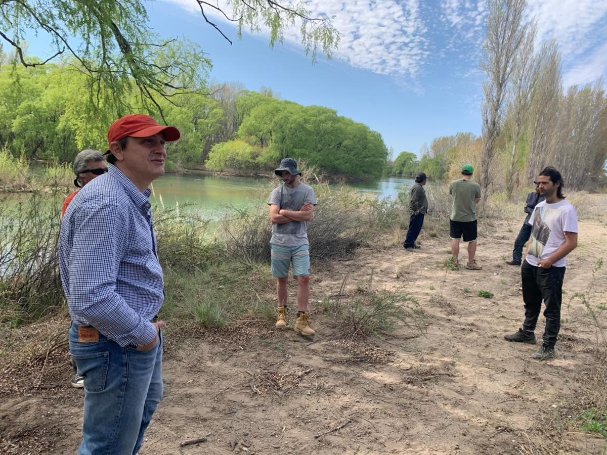 Un grupo conversando a la orilla del río