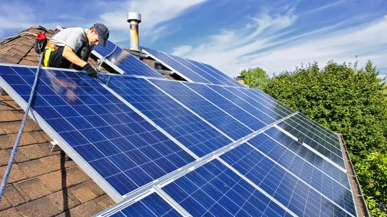 Instalación de paneles solares sobre el techo de una casa