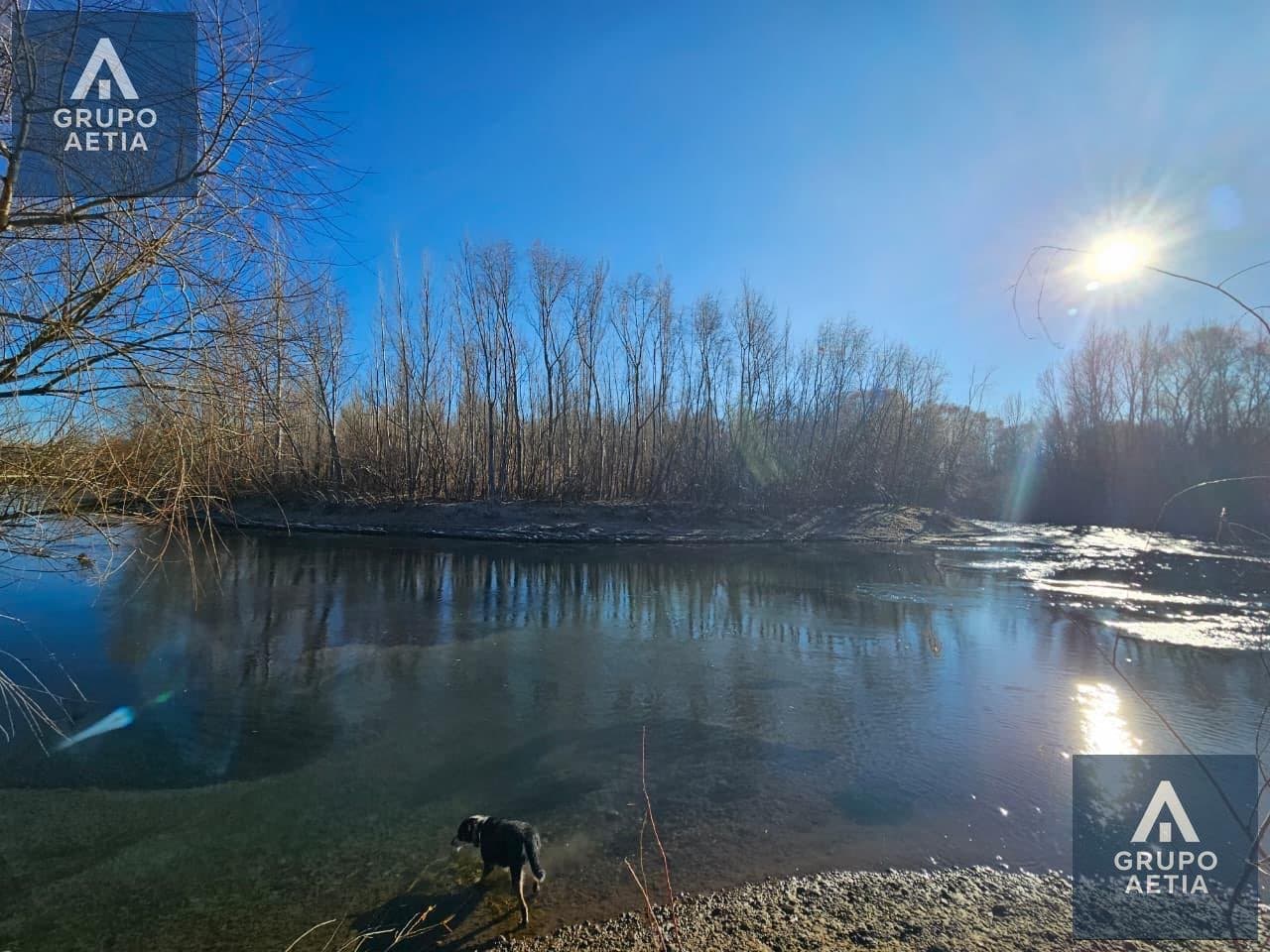 El río sobre la costa de canto rodado