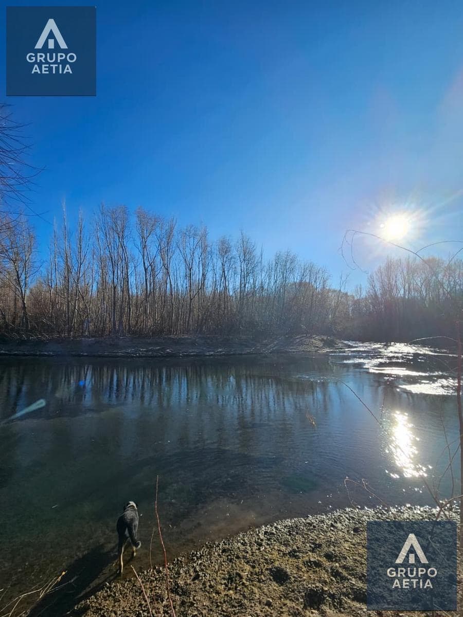 El sol bajo sobre el agua