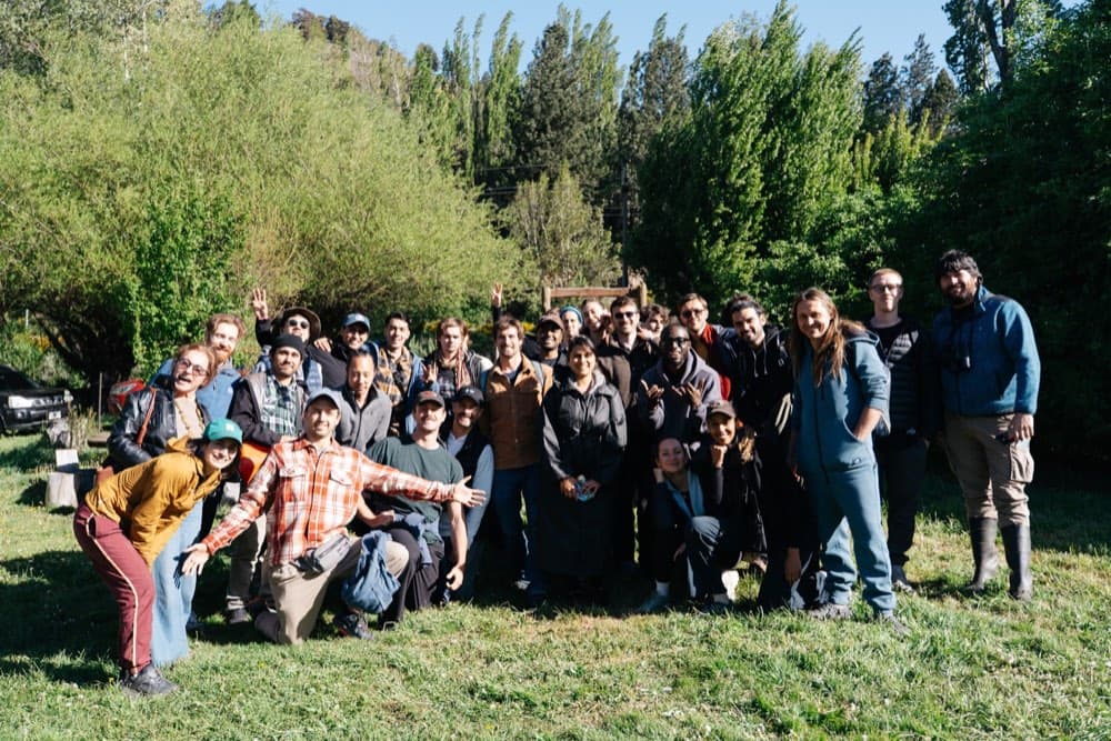 Grupo de la red regenerativa reunido al aire libre en la Patagonia