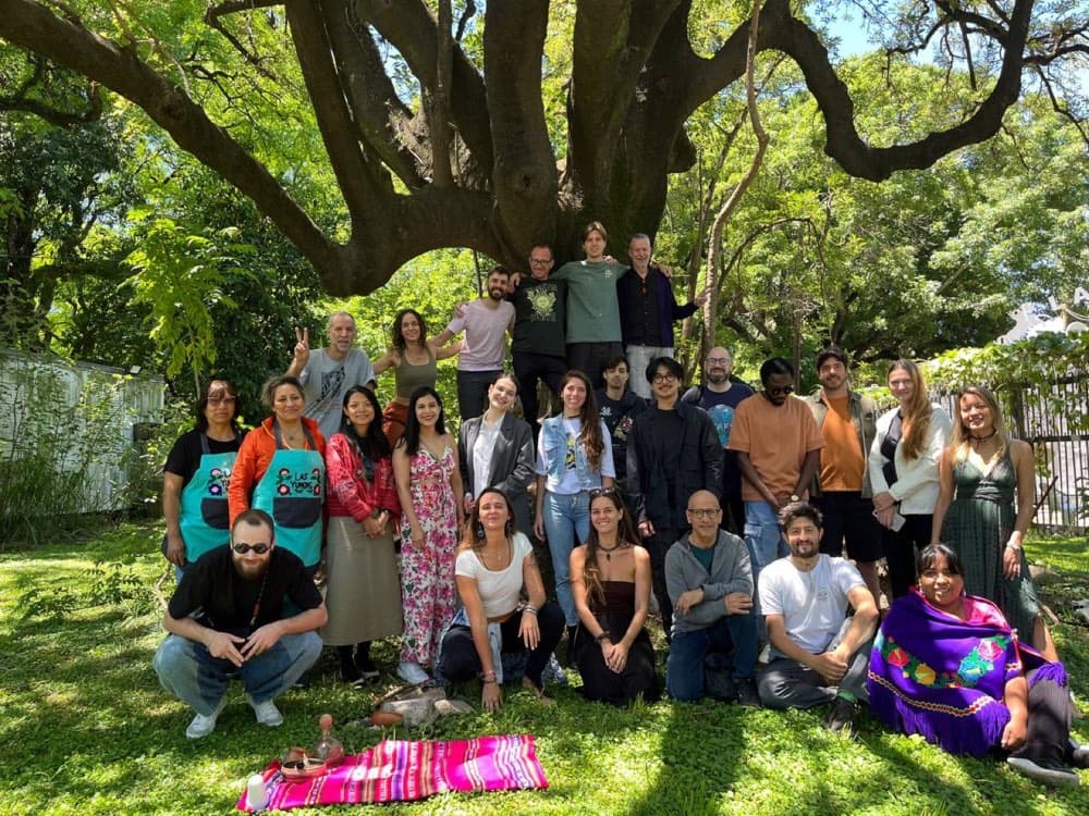 Comunidad reunida al aire libre bajo un árbol