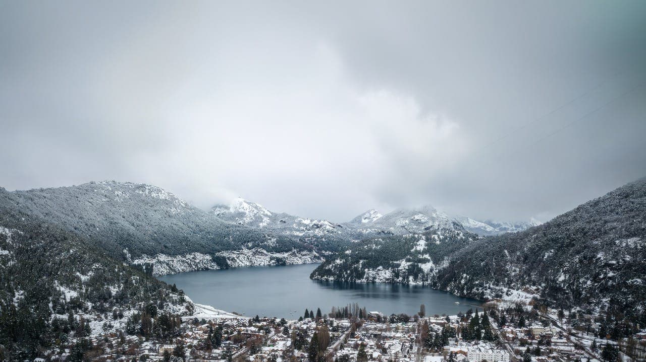 El lago y las montañas nevadas en invierno