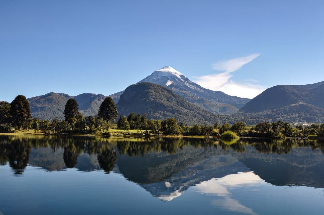 El volcán Lanín reflejado en el lago