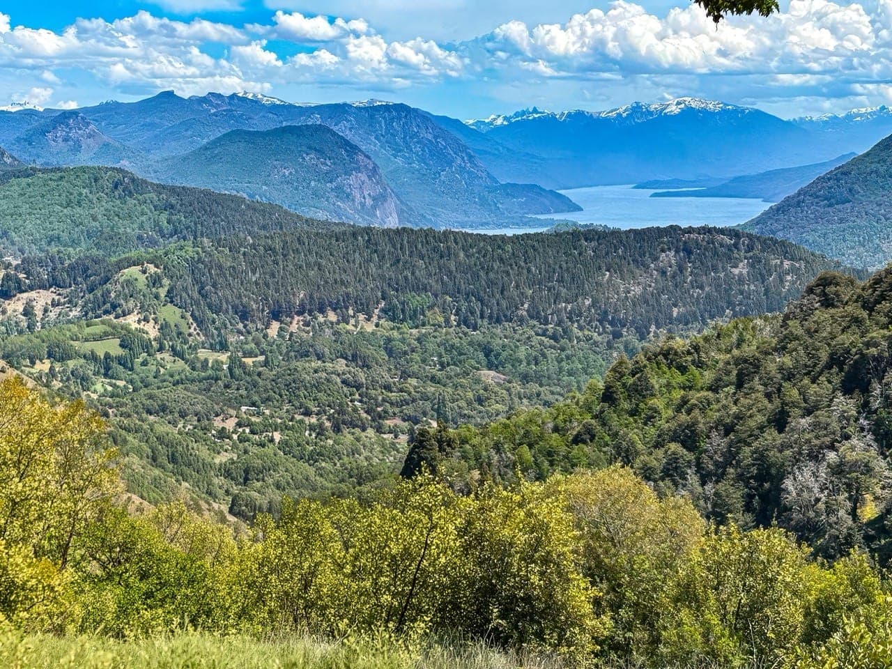 El valle y el lago vistos desde la altura, con la cordillera al fondo